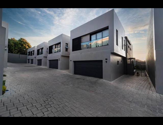 4 BEDROOM CLUSTER FOR SALE IN LYNNWOOD